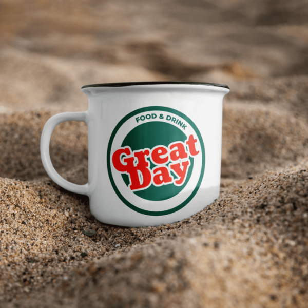 taza en la playa mockup